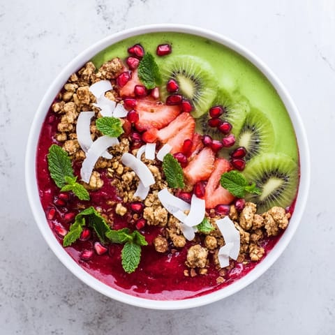 Rote und grüne Bowls